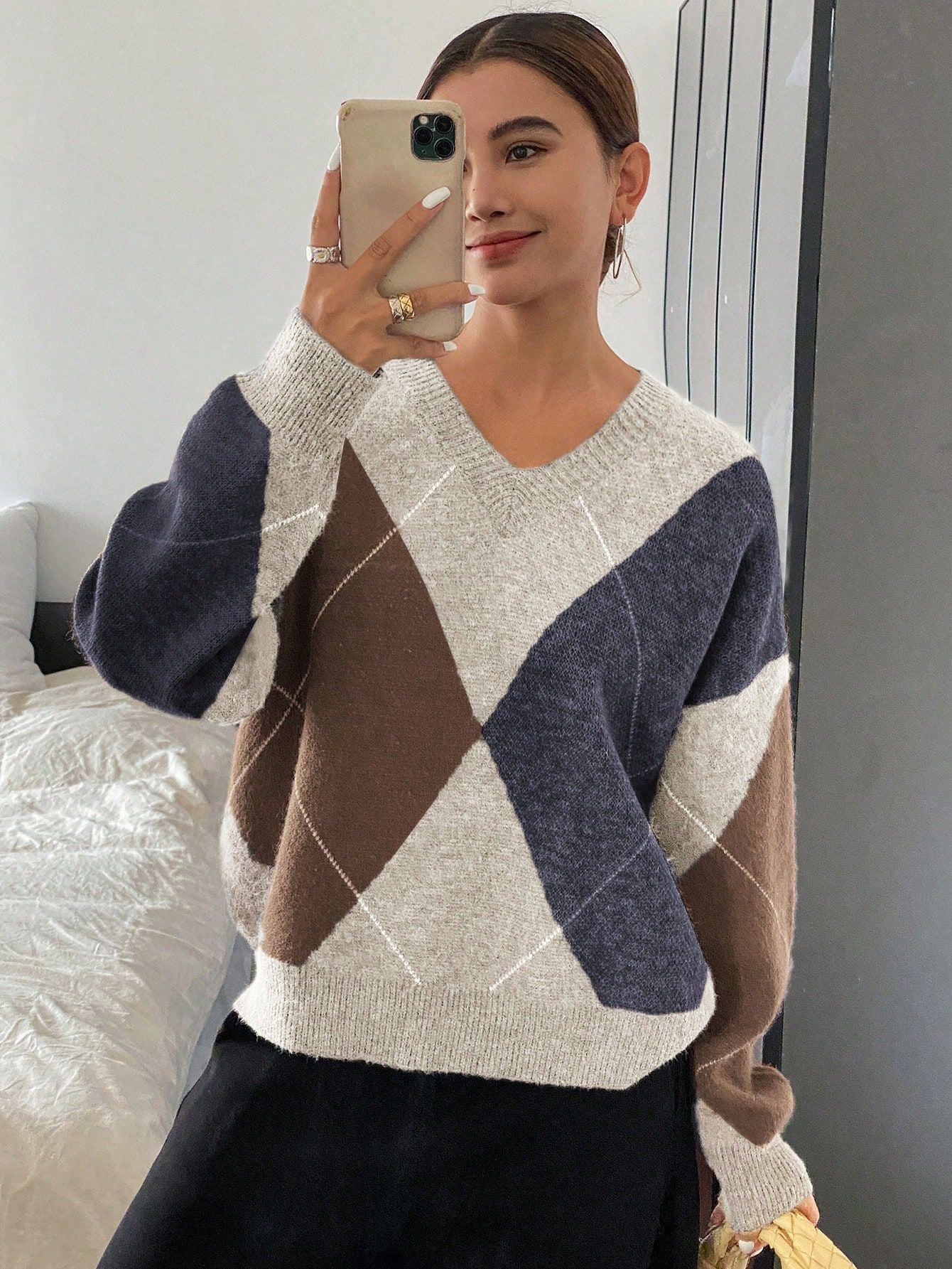 A retro color-blocking diamond-shaped V-neck sweater for women, a laid-back Korean-style knitted sweater, a casual and fashionable base layer for a trendy top pic 17