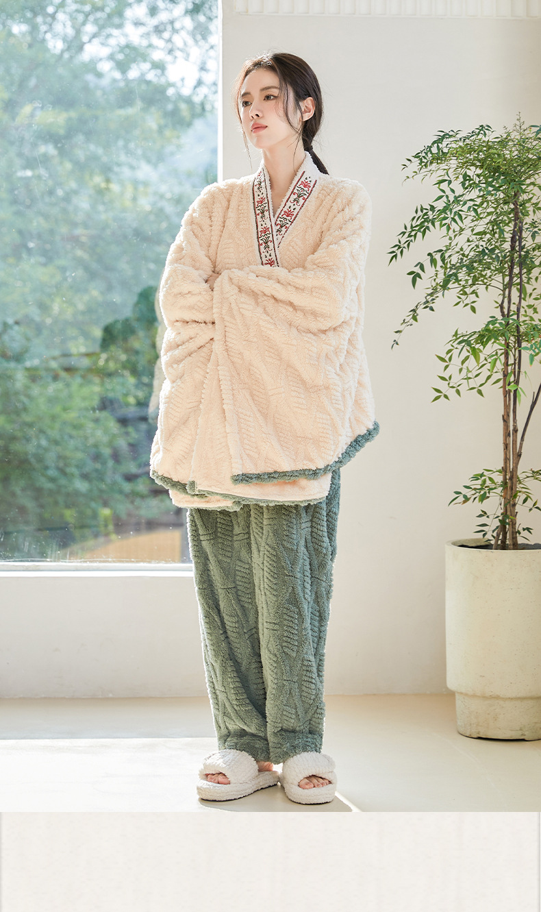 新中式提花舒棉绒披肩毯女士秋冬绣花披风毯午休盖毯可外穿详情14