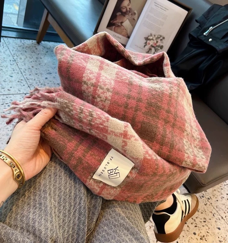 A dual-purpose scarf and shawl for both autumn and winter, with a checkered pattern, high-end couple style, Korean student atmosphere, retro tassel neck, wholesale from street stalls pic 5