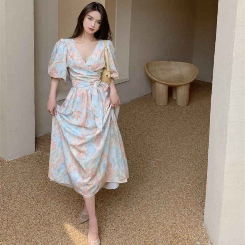 The floral print dress, with a light mature style, exudes a high-end and youthful charm. It features a fashionable design with a cinched waist and straps, making you look like a goddess in summer pic 12