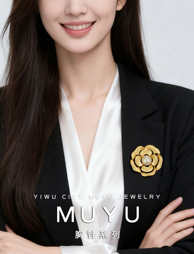 原创设计轻奢拉丝金色山茶花胸针铜合金真金电镀镶锆立体镂空别针详情5