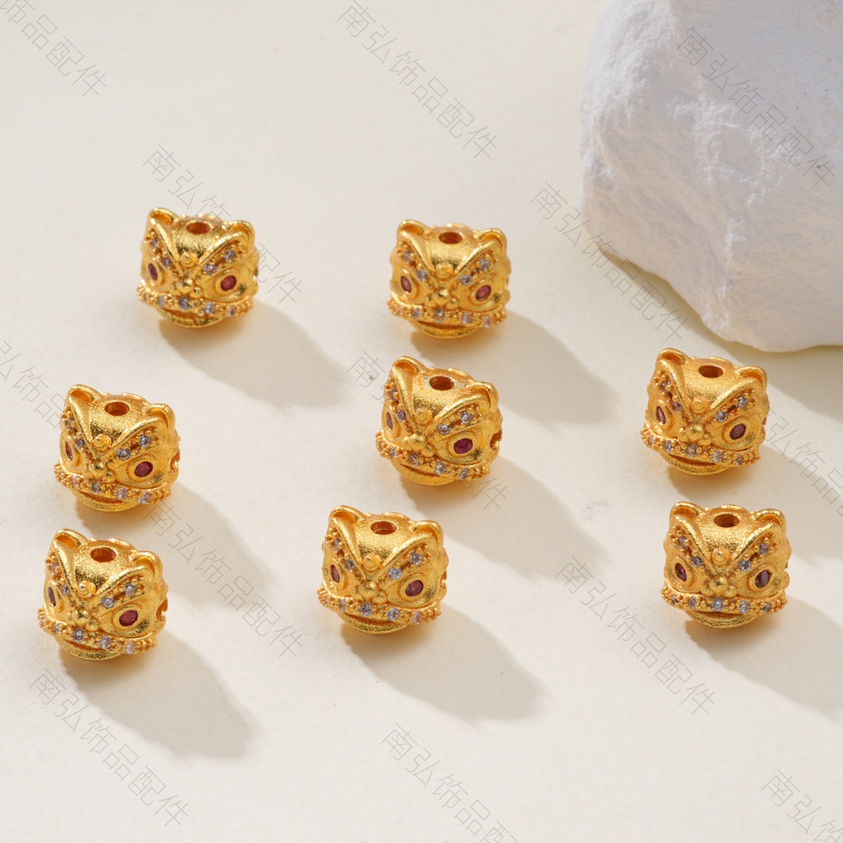 Ancient-style sand gold lion head bracelet with beads, interlocking beads and zirconium through holes, personalized and fashionable bracelet accessories with loose beads pic 6