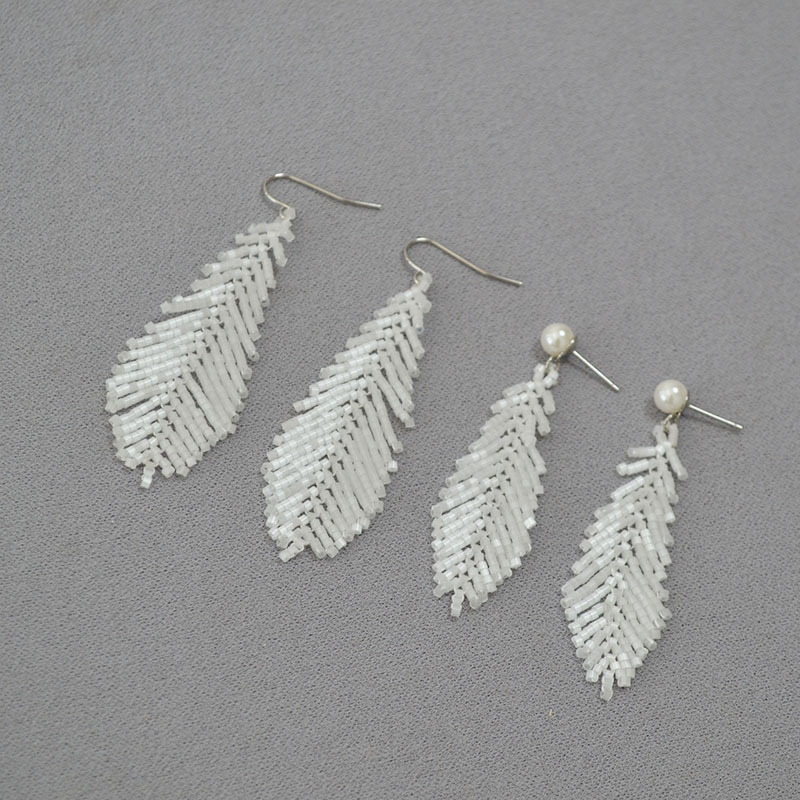 欧美小众设计简约白色羽毛古董珠手工编织个性气质高级感耳环耳饰详情3