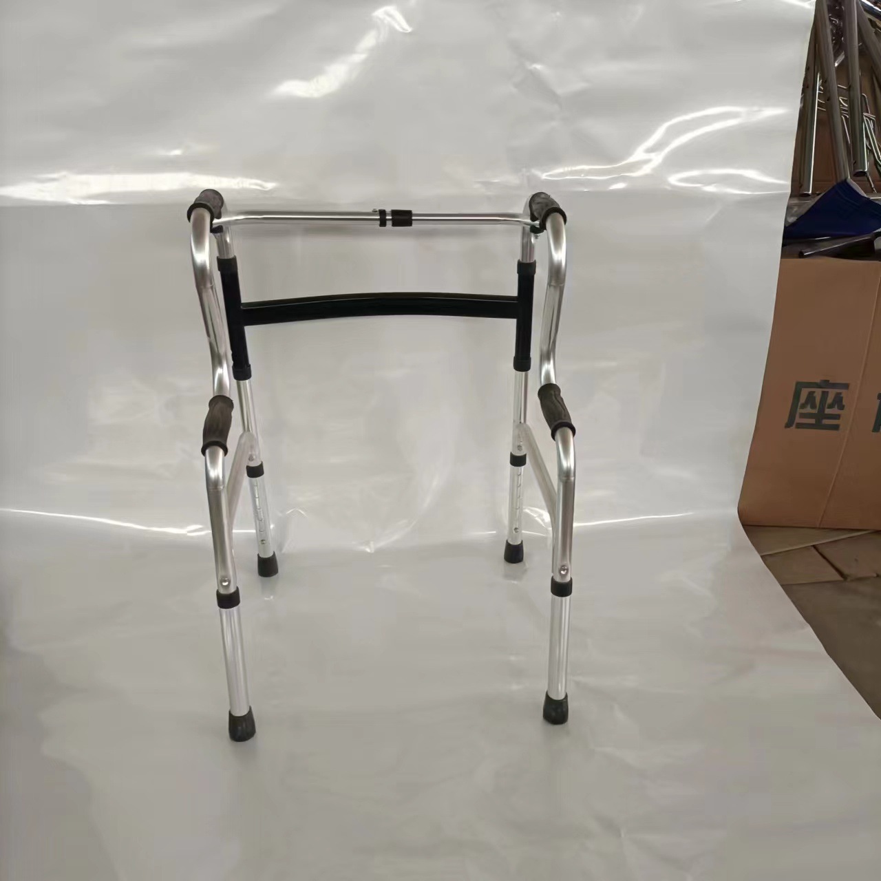 Wholesale aluminum alloy elderly walkers, double-bend walkers, stainless steel assistive walkers, crutches and health care equipment accessories from the manufacturer pic 8