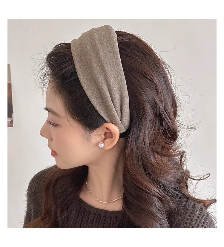 This autumn and winter style features a simple and trendy hairband with a retro and high-end feel. It has a wide edge, an outer ring, a space cotton face wash and head accessory, and a fashionable hair band pic 10