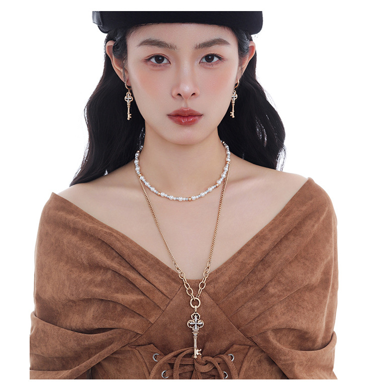 The gilded lock core key series earrings are original designs for women. They are niche, exquisite, fashionable, versatile and high-end earrings pic 9