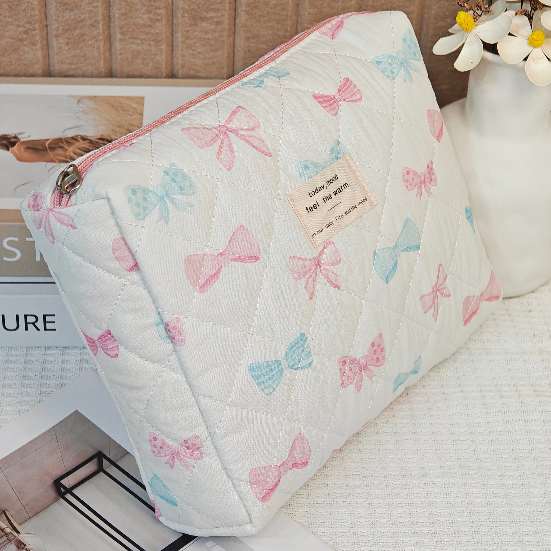 新款手提蝴蝶化妆包大容量绗缝便携收纳袋ins风旅行小物品收纳包详情15