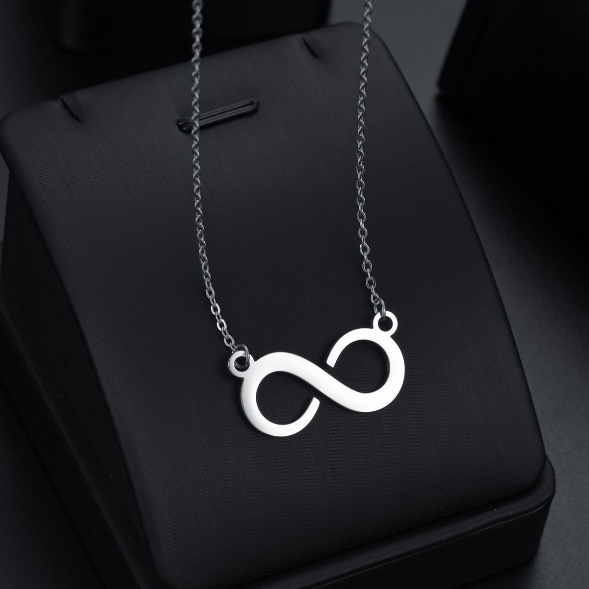 European and American popular simple figure-eight pendant, figure-eight titanium steel necklace, unlimited love necklace, exquisite collarbone chain manufacturer wholesale pic 3