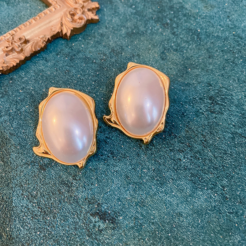 Silver needle retro court style heart-shaped figure pearl earrings, French light luxury stud earrings, female Internet celebrity style earrings wholesale pic 15