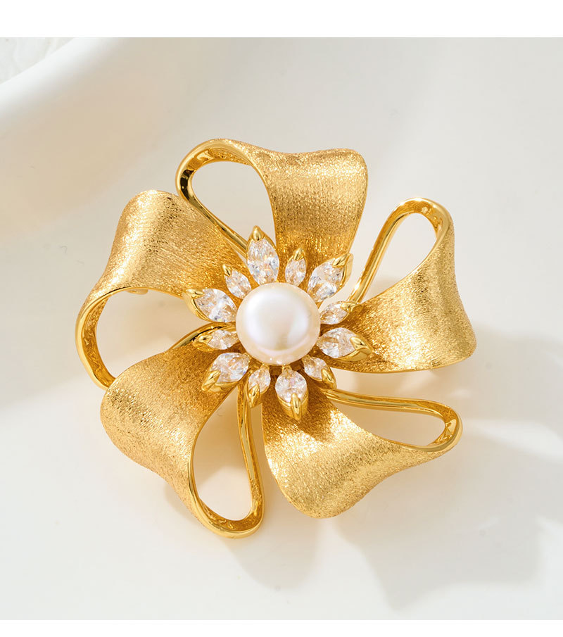 Light luxury and elegant golden brushed flower brooch, copper inlaid zircon freshwater pearl exquisite brooch, best-selling clothing and accessory brooch pic 19