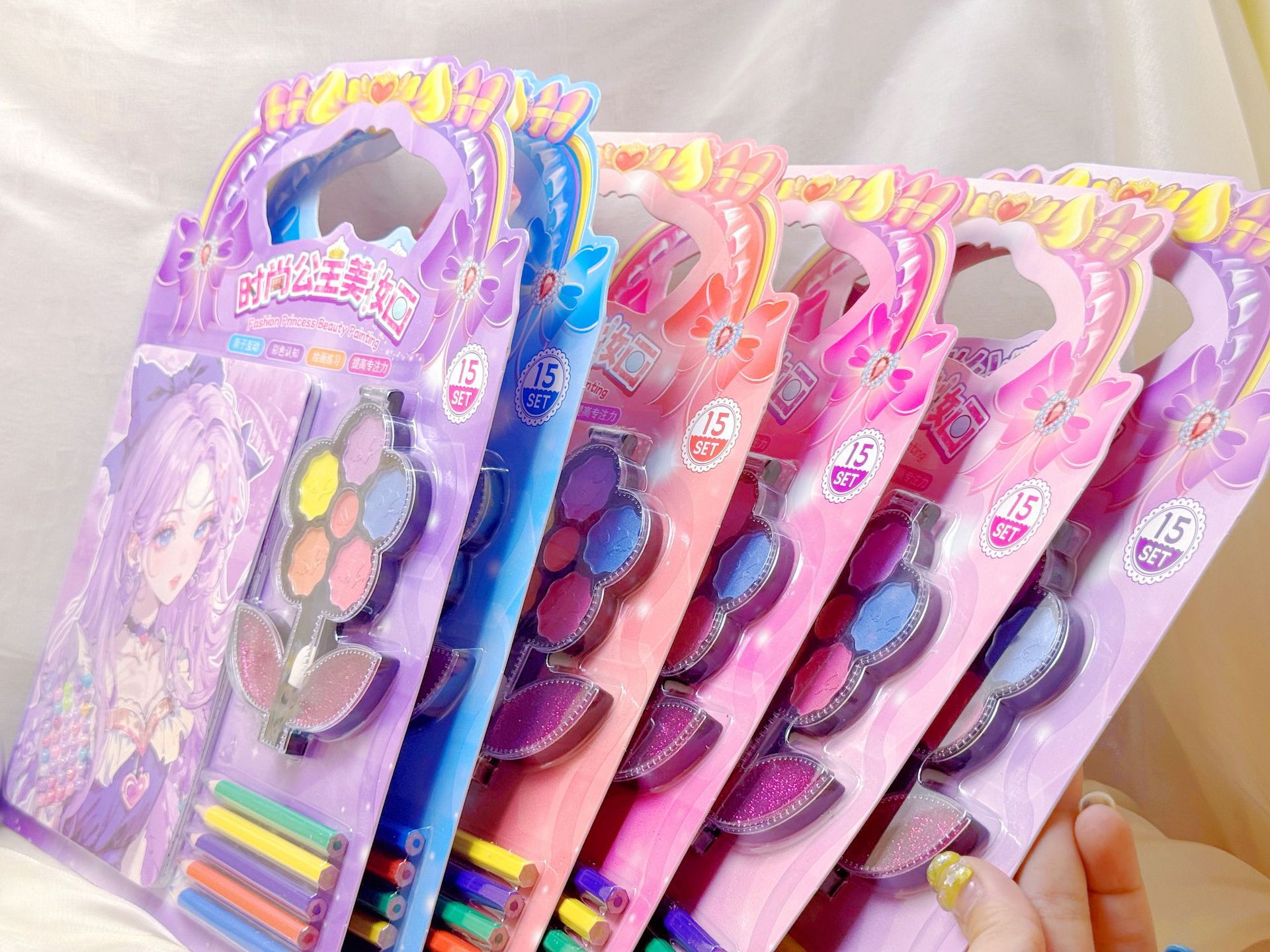 批发儿童彩妆贴画DIY填色涂鸦化妆贴画彩画彩铅钻贴6只笔一卡4张详情3