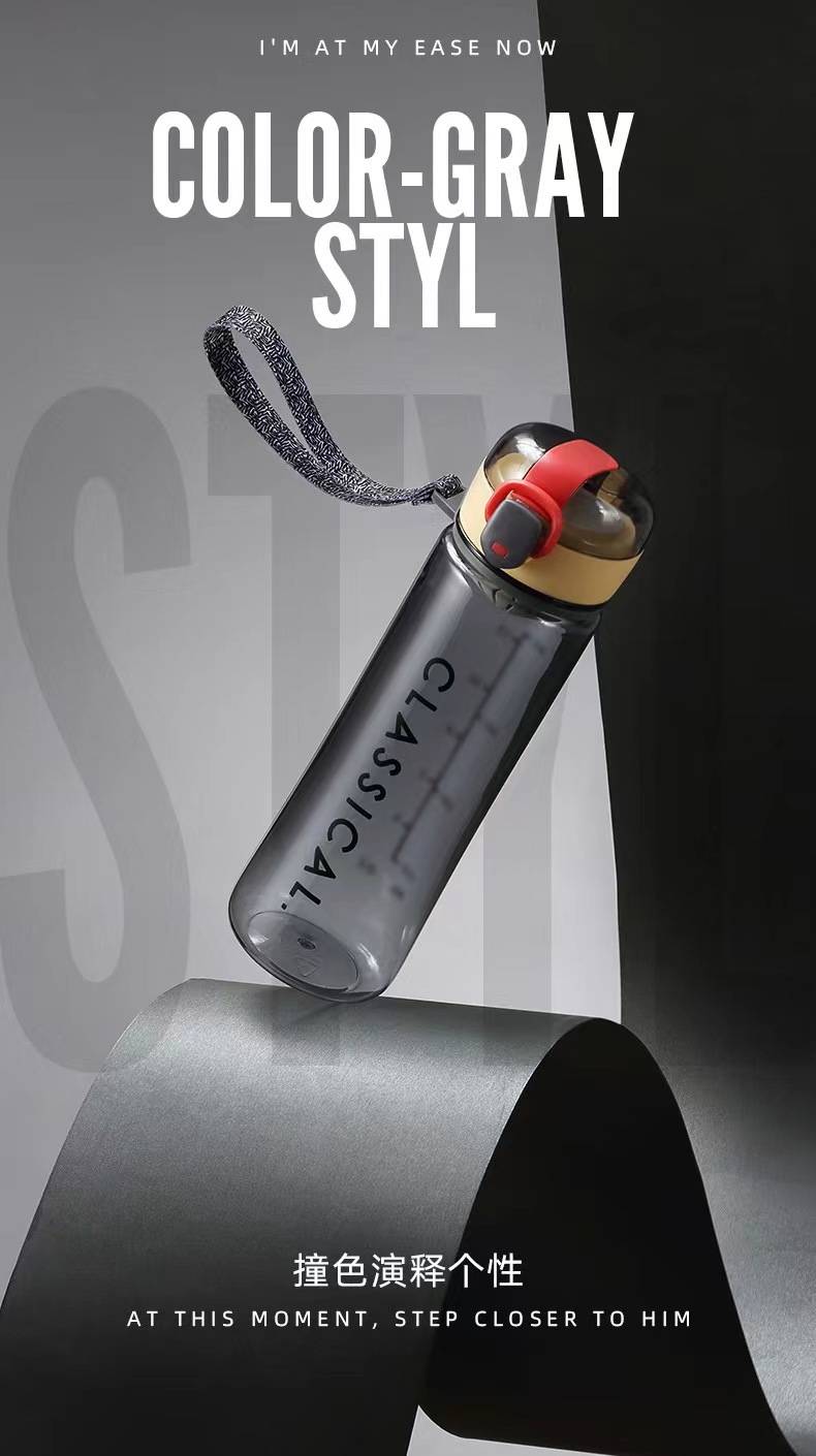 The new summer model of the Strawberry Life Portable Cup features a one-button press with a pop-up lid. The capacity is selectable and it comes with a portable handle pic 2