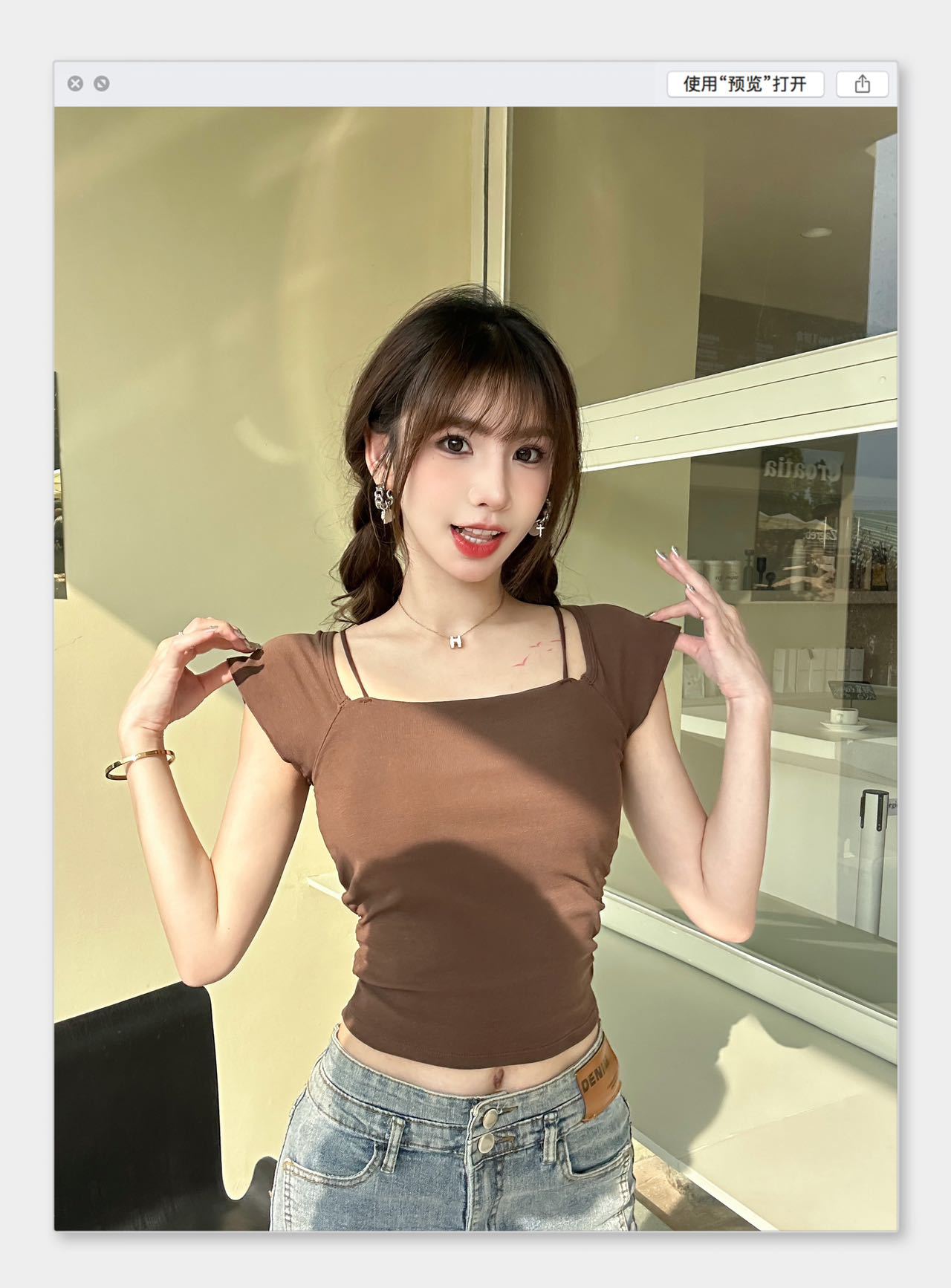 A hot girl with a high level of appearance looks petite. She wears a flying sleeved vest, a modal pure cotton crop top, and a bra with a chest pad on top pic 22