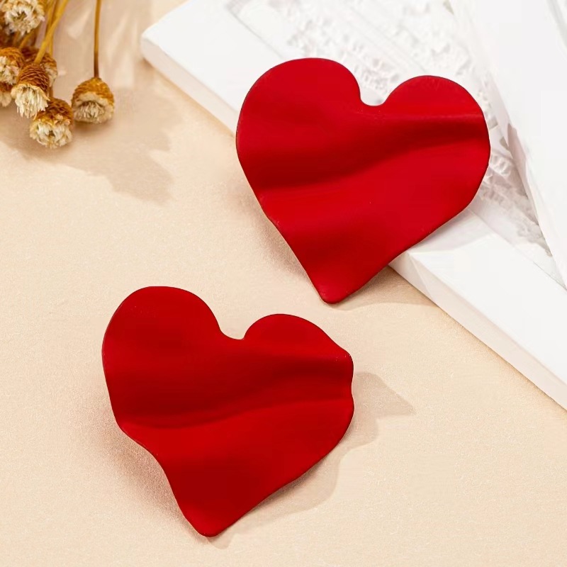 Simple and versatile, pleated texture heart-shaped earrings, INS style, high-end, matte red large heart-shaped stud earrings for women pic 3