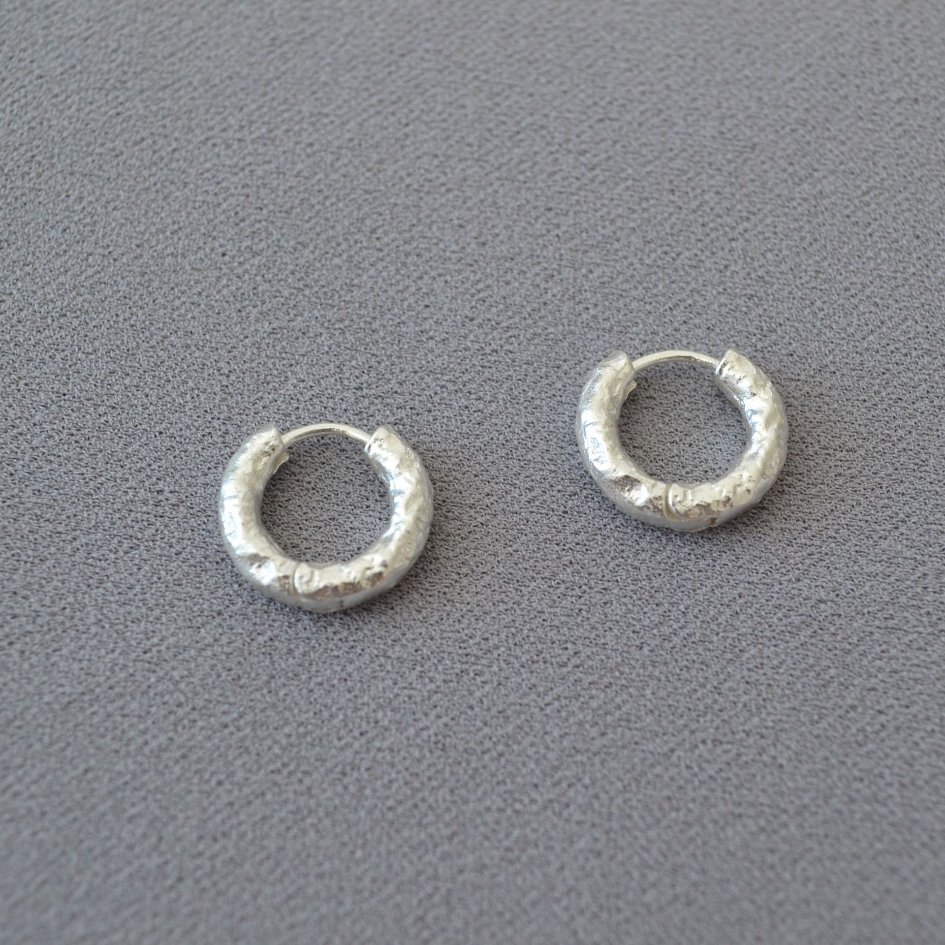 欧美小众复古法式优雅简约肌理感黄铜镀金锤打锡纸面圆圈耳扣耳环详情7