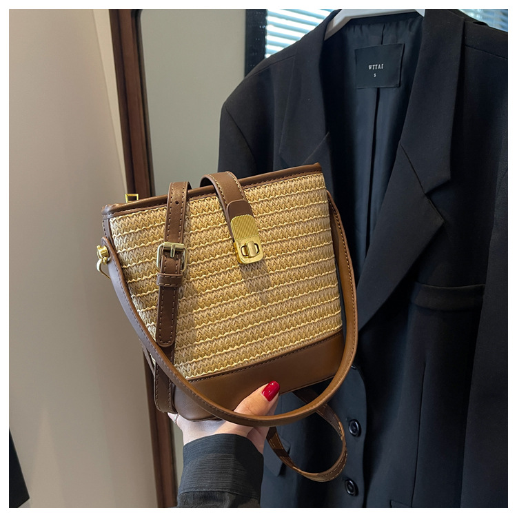 时尚手提编织包包女2023新款高级质感草编包单肩斜挎包休闲水桶包详情30