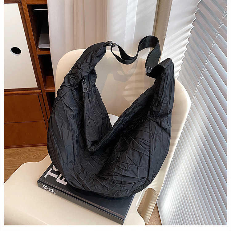 新品褶皱半月包简约时尚斜挎包大容量潮搭单肩包慵懒风都市休闲包详情43