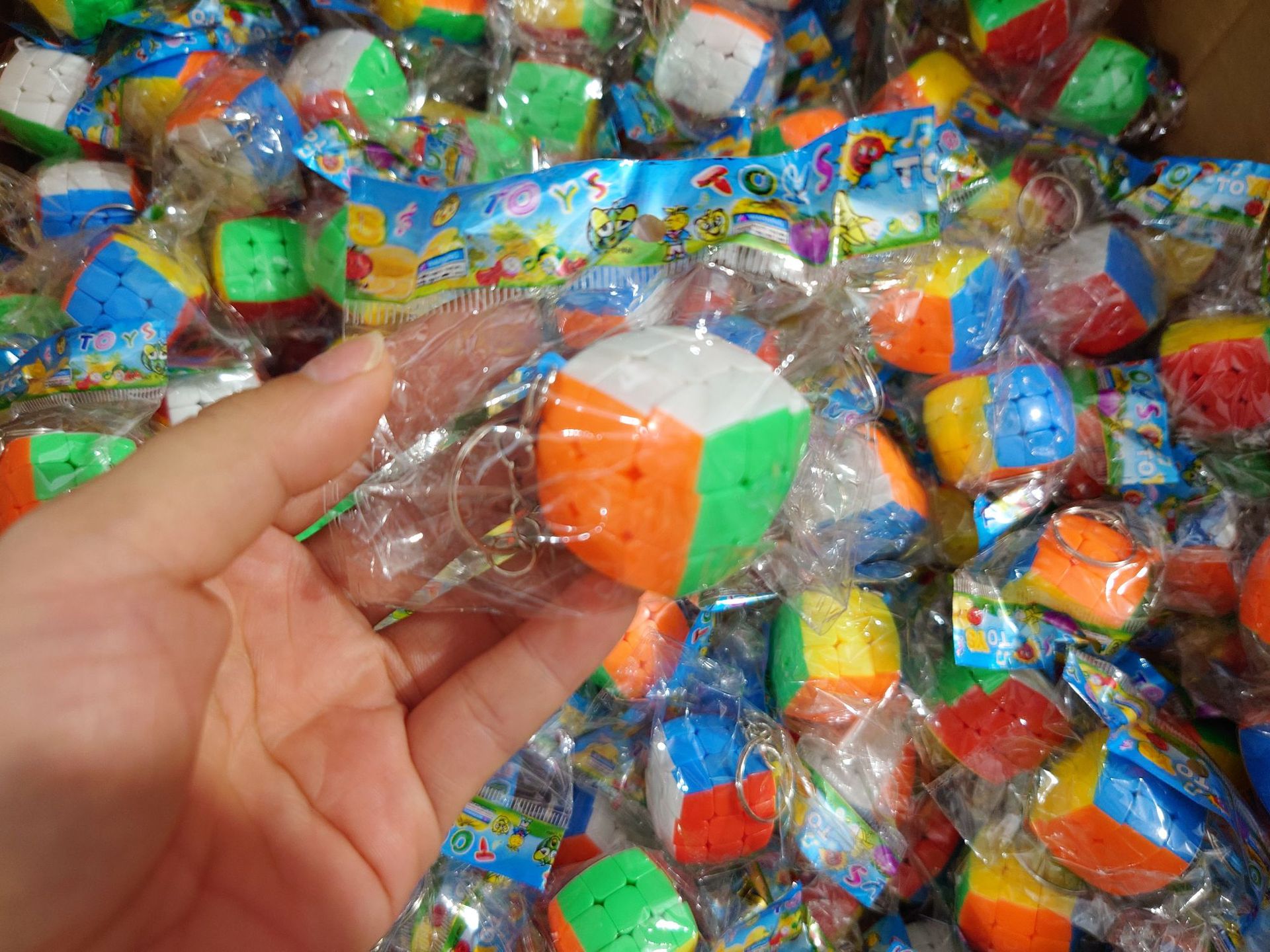 跨境3.5CM小魔方面包钥匙扣挂件实色三阶面包减压魔方益智玩具详情2