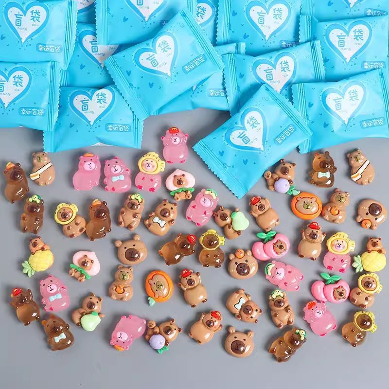 新品儿童盲袋玩具卡皮巴拉可爱发光夜光卡通饰品小配件玩偶详情3