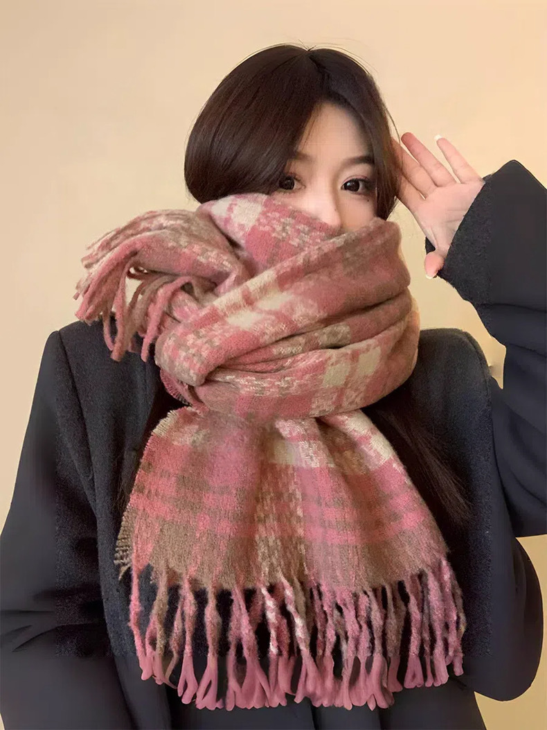 A dual-purpose scarf and shawl for both autumn and winter, with a checkered pattern, high-end couple style, Korean student atmosphere, retro tassel neck, wholesale from street stalls pic 10
