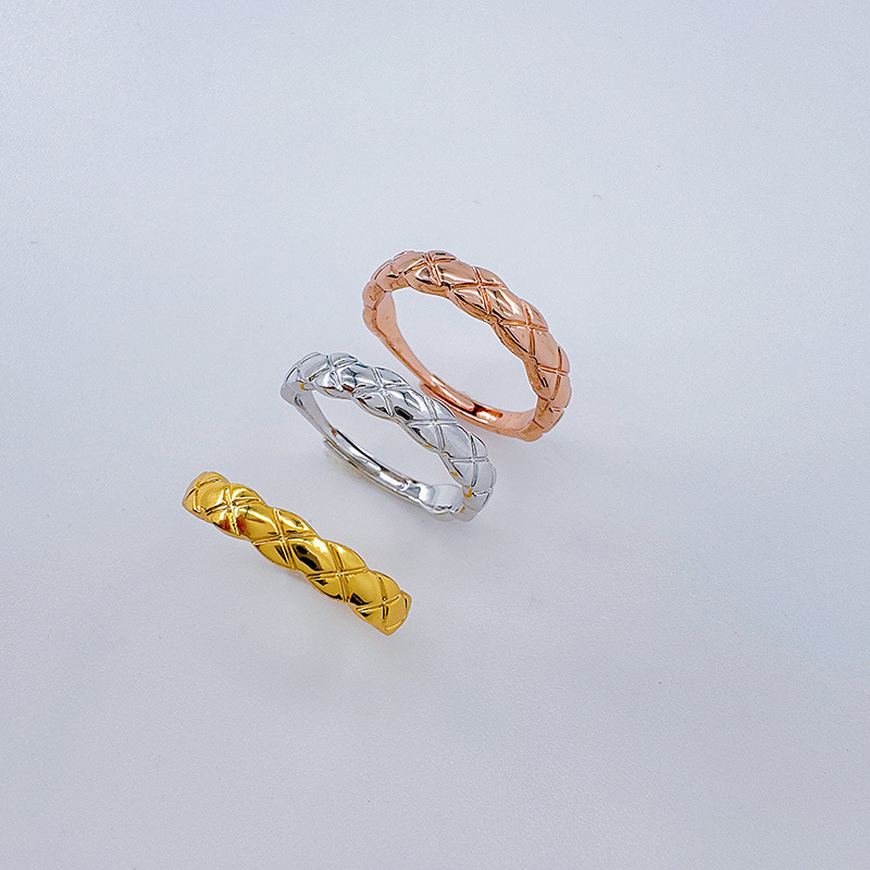 柏伶饰品新款小香风菱格戒指纹经典戒指窄版镶钻光面情侣对戒批发详情5