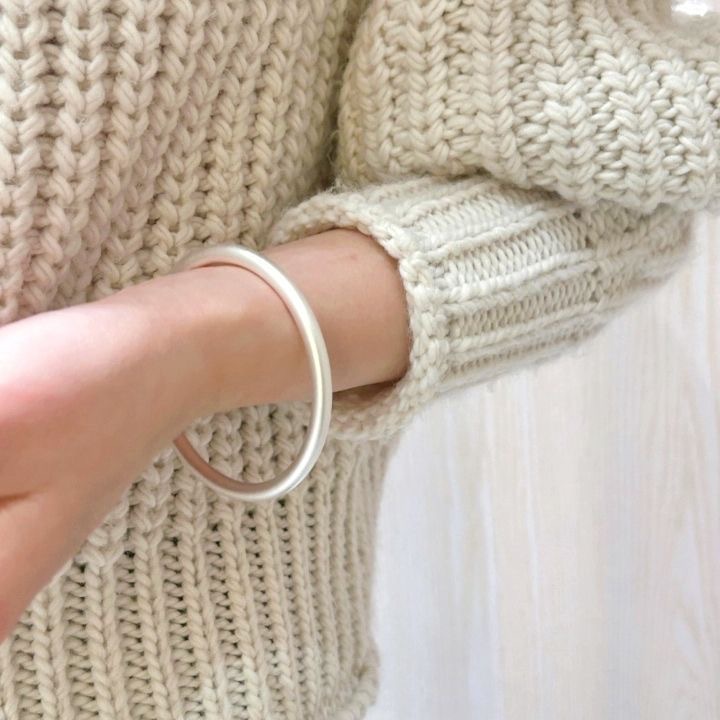 手镯女简约小众设计高级感2024年新款古法素圈银色手镯配饰详情5