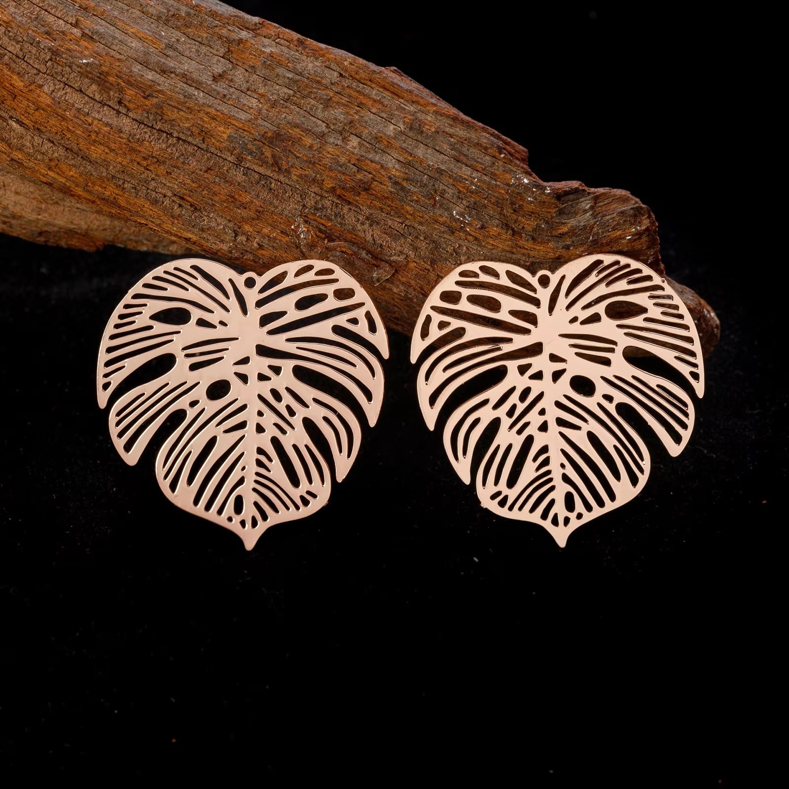 33*32mm bracelet, earrings, necklace accessories, DIY European and American cross-border popular leaf accessories, hollow pendant jewelry pic 4