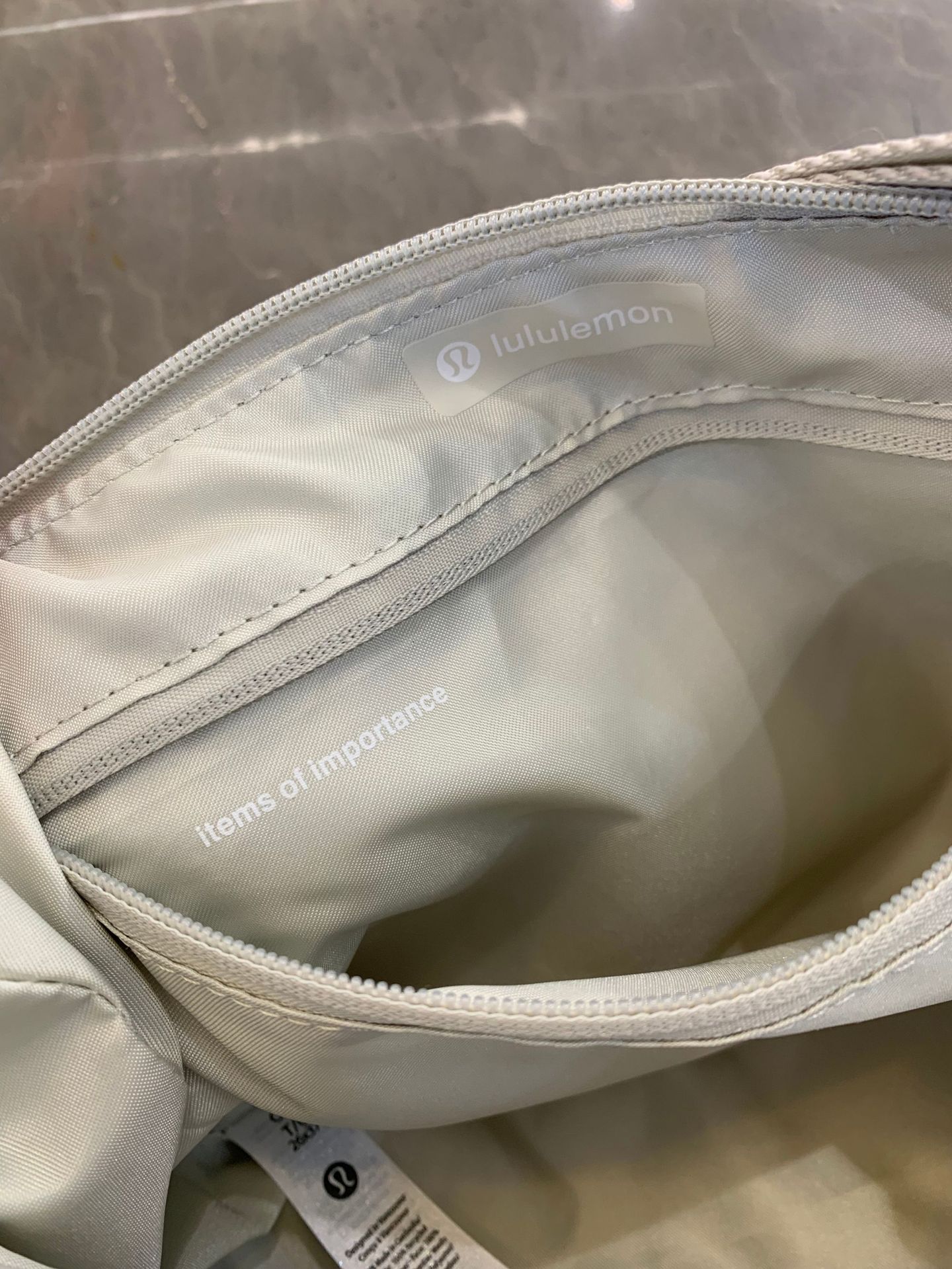 lululemon包大容量休闲百搭13L牛角包月牙包小众女士单肩斜挎包详情46