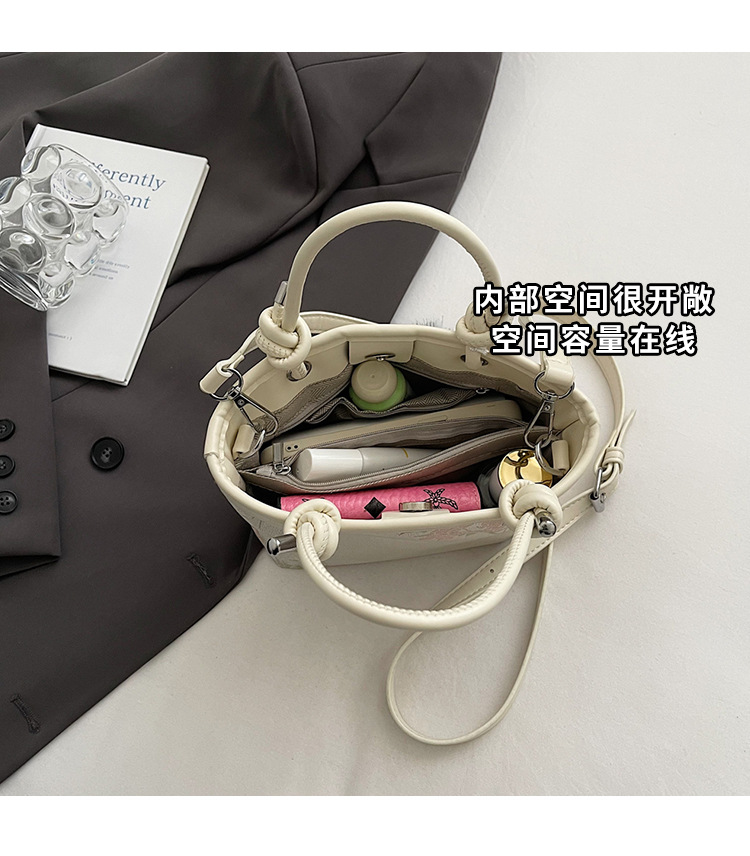 手拎新国潮式刺绣包包女2025春夏新款国风绣花时尚水桶包百搭斜挎包详情7