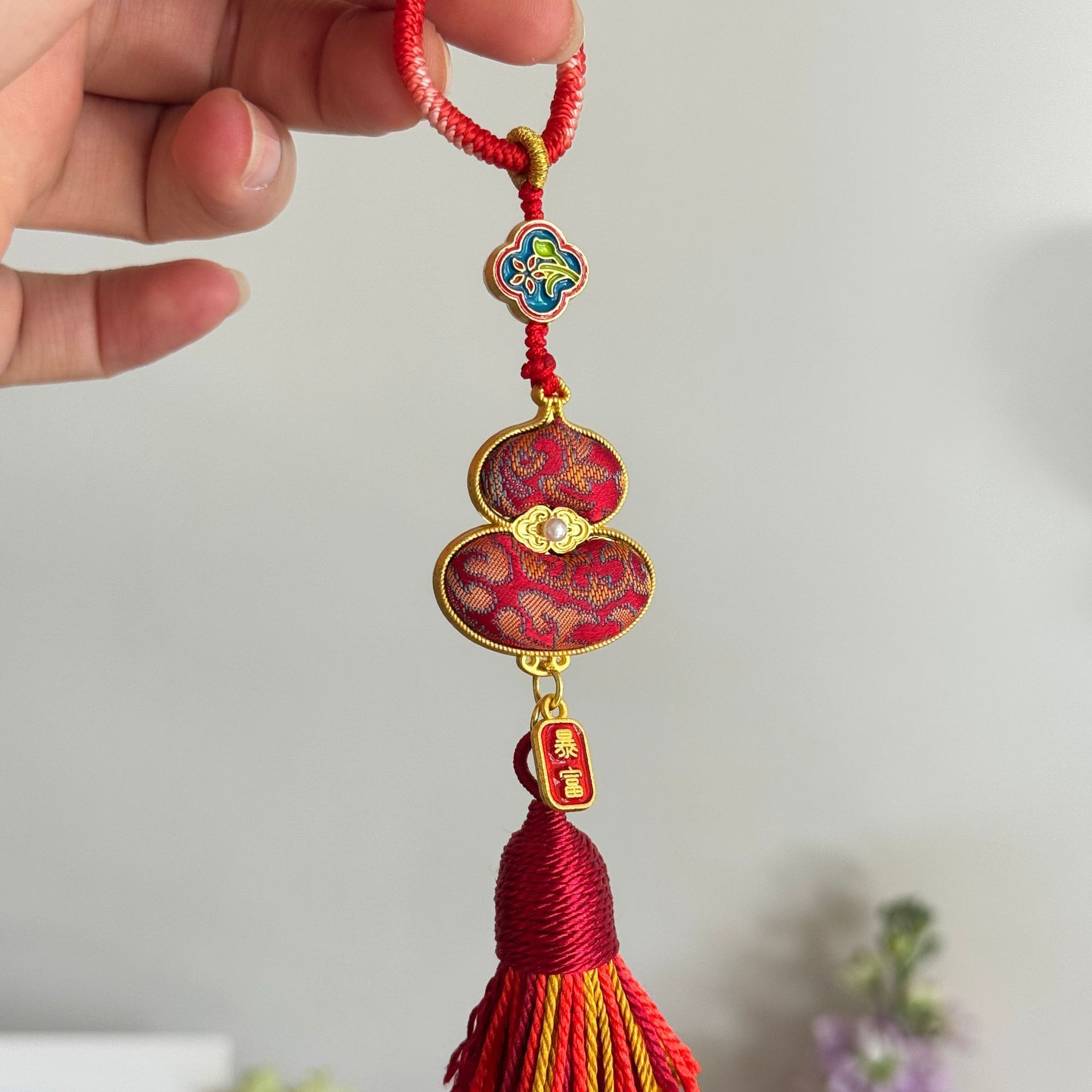 Intangible cultural heritage handcrafted imitation Song Dynasty brocade gourd tassel style pendant, keychain bag, exquisite mobile phone chain, high-end style Chinese pendant pic 2