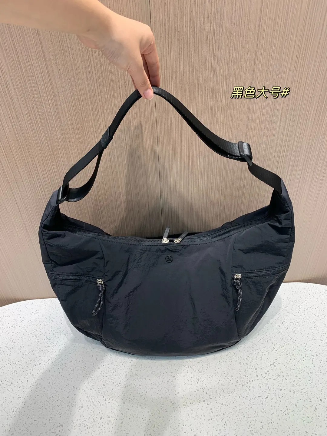 2024新款女包lulu同款SlouchySling斜挎包饺子包健身瑜伽牛角包详情17