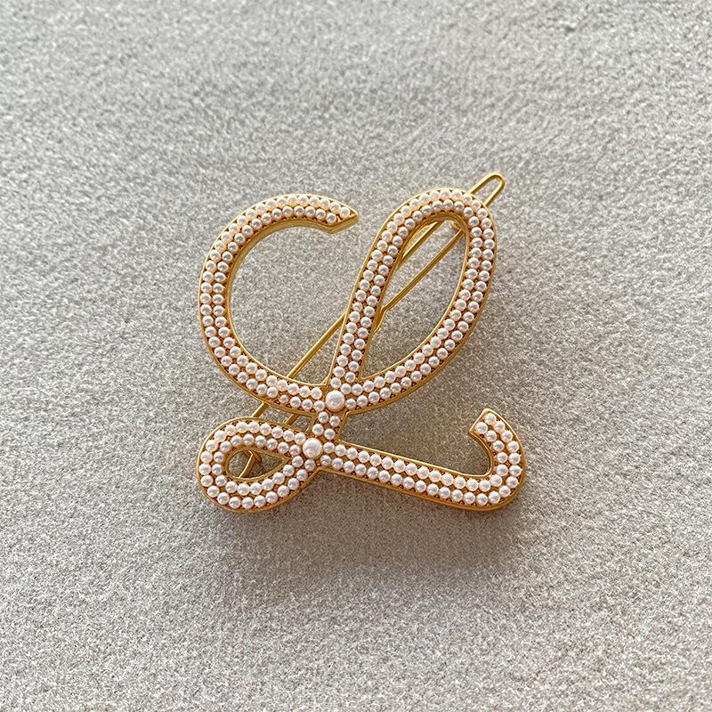 罗家小众设计字母发夹几何镂空新款高级感镀金高档镶嵌珍珠发饰女详情10