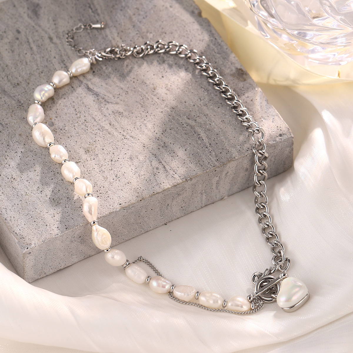 The new heart-shaped bow collarbone chain is a niche retro necklace that is versatile for summer, exuding a sense of high-end luxury and a light fragrance style pic 49