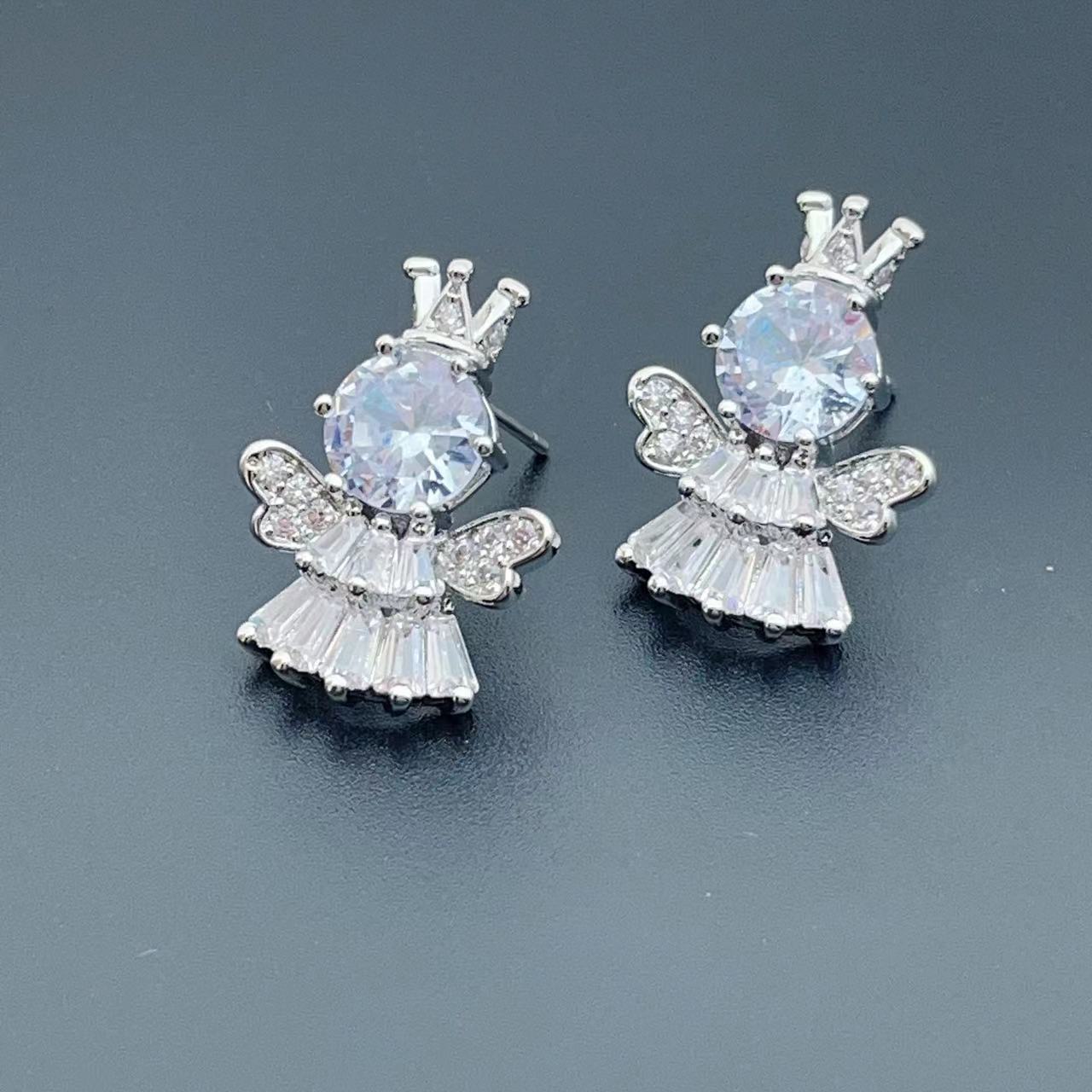 The new Korean-style teardrop flower angel leaf zirconia stud earrings are a light luxury, fashionable, simple and versatile style that is a popular online celebrity pic 3