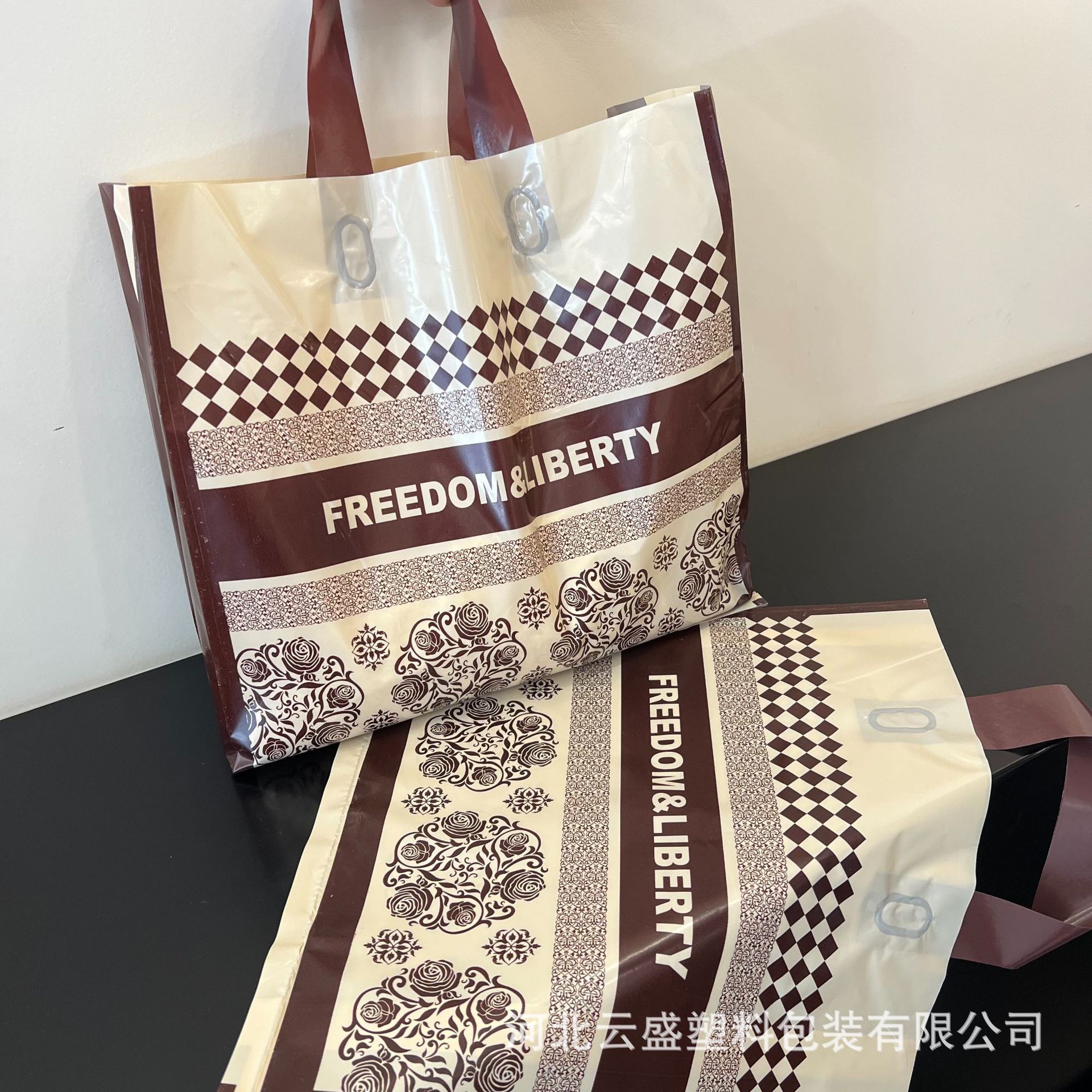 跨境服装手提袋印logo时尚印花加厚商场服装店塑料手提袋子定制详情2