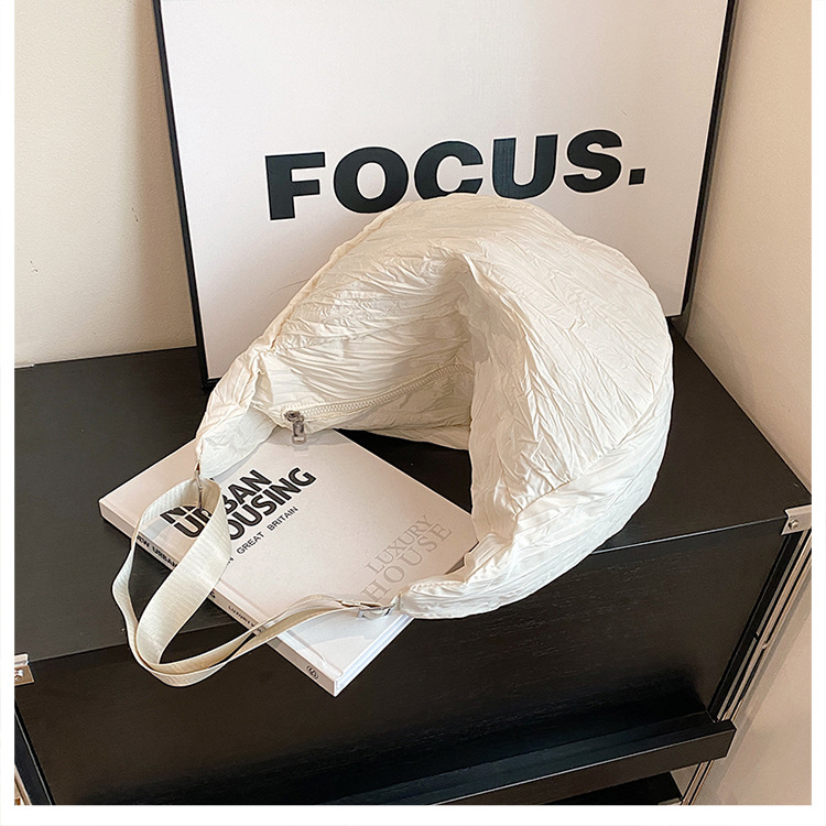 新品褶皱半月包简约时尚斜挎包大容量潮搭单肩包慵懒风都市休闲包详情17