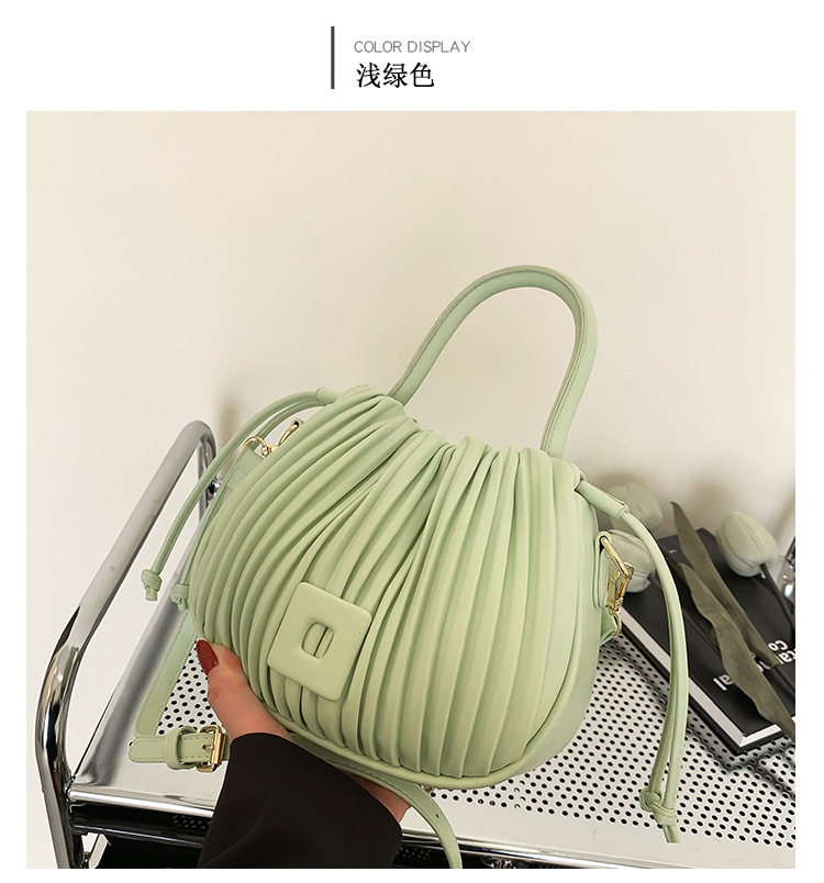 褶皱口袋包包女包2024新款跨境抽带水桶手提时尚潮流质感单肩斜挎详情3