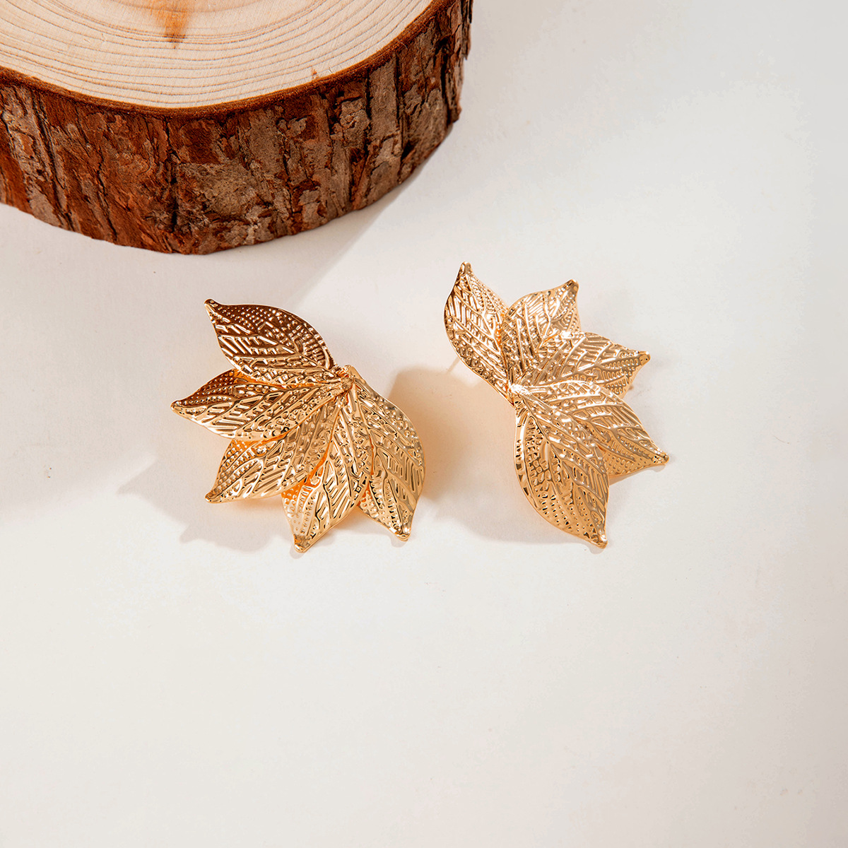 欧美跨境个性金色树叶扇子肌理耳环创意夸张复古花朵重金属风耳钉详情3
