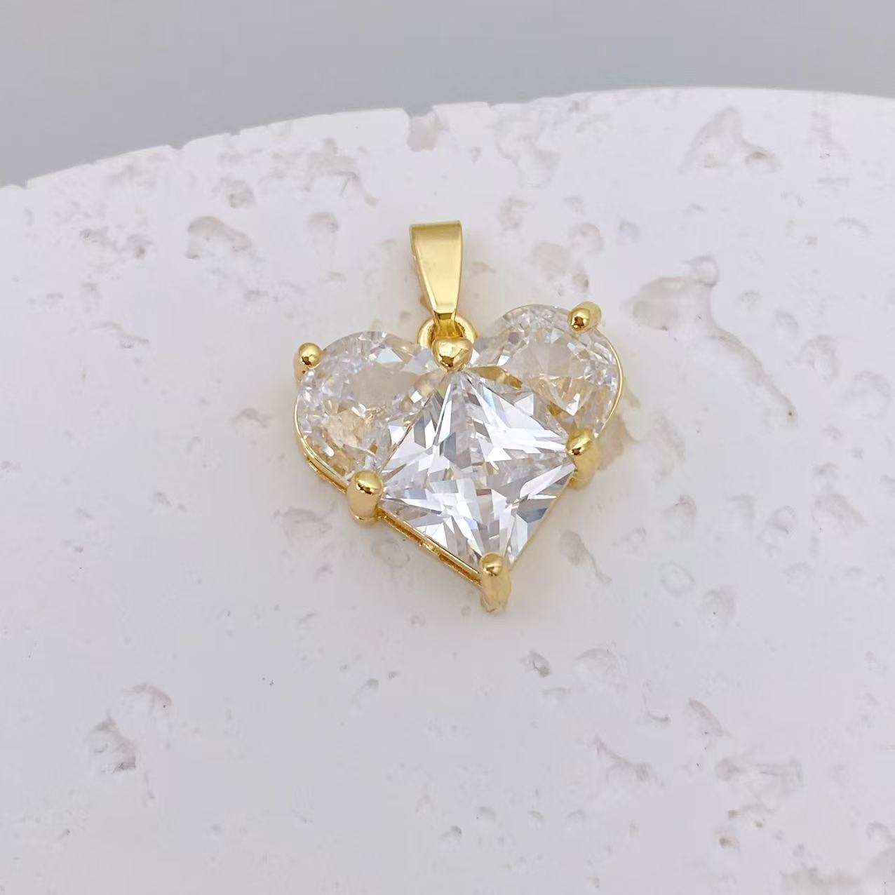 Cross-border new product Peach Heart heart-shaped pendant, DIY handmade jewelry accessory, copper electroplated zircon gold style wholesale pic 5