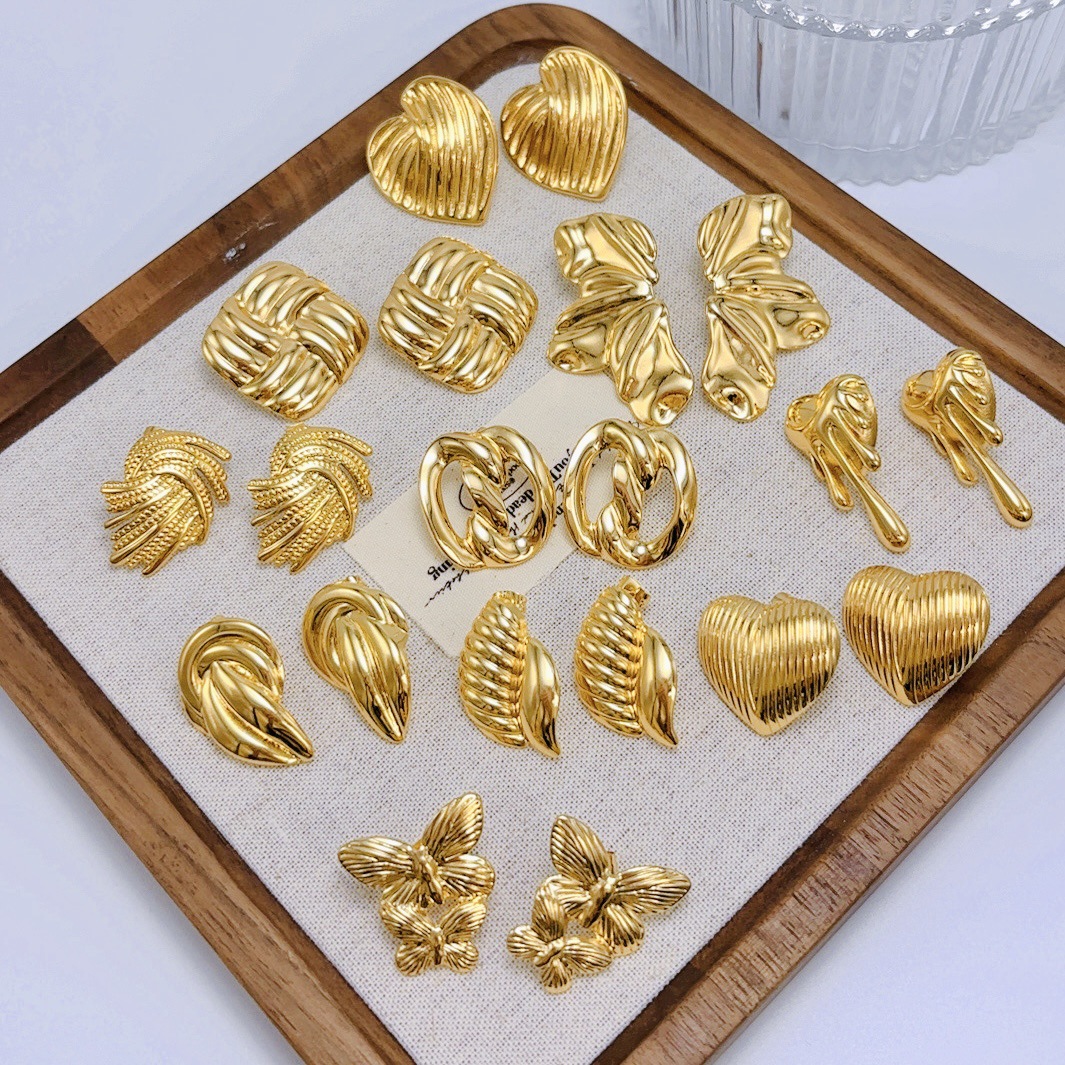 2024 Cross-border bestsellers: Fashionable and versatile, light luxury style, heart-shaped stud earrings, high-end ins style, internet-famous style, elegant pic 1