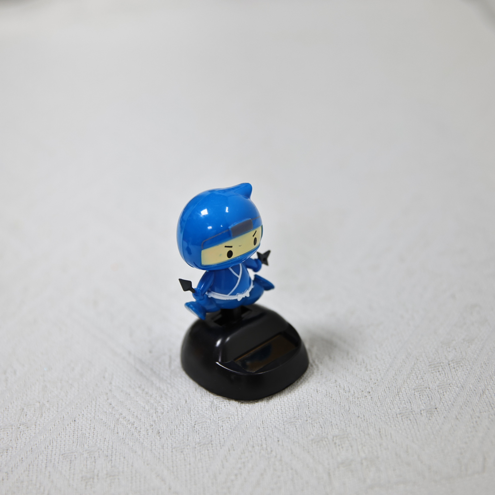 太阳能摇摆车载内饰日本忍者摇头摆件摇头公仔手持飞镖手里剑忍者详情10