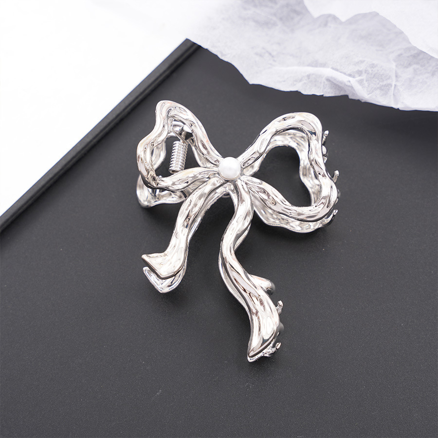 韩版网红珍珠蝴蝶结发夹 女士时尚盘发鲨鱼夹 异形合金抓夹 头饰发卡蝴蝶结装饰详情9