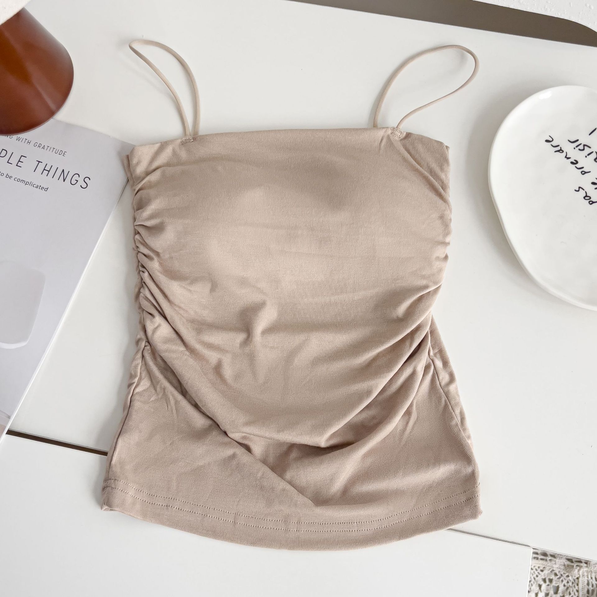 AMUSIVE女士百搭小吊带胸垫一体抹胸修身褶皱无痕打底小背心外穿款细肩带设计详情9