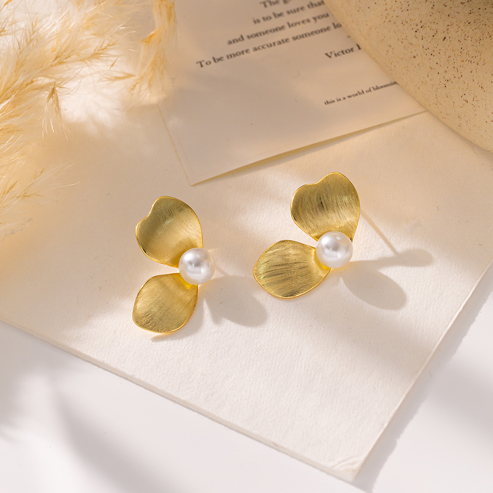 跨境新款花瓣珍珠耳钉小众设计感女时尚复古耳环轻奢耳饰批发花朵详情7