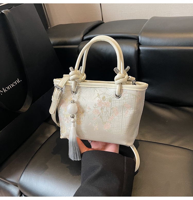 手拎新国潮式刺绣包包女2025春夏新款国风绣花时尚水桶包百搭斜挎包详情16