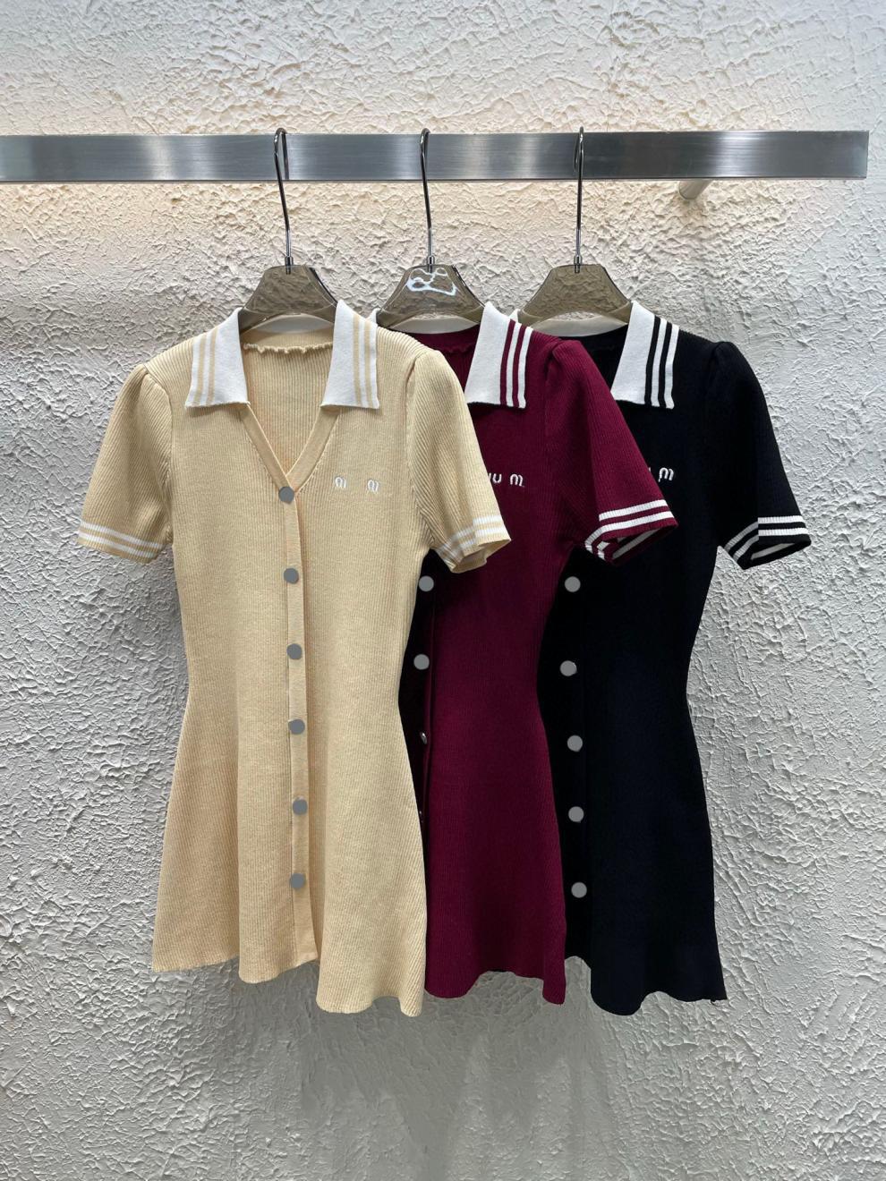 高品质2025年春夏新款修身显瘦型 翻领小V针织短袖连衣裙详情2