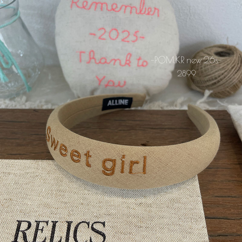 The new Korean-style checkered headband exudes a sense of sophistication for girls. The letter headband is versatile for autumn and winter. The high top hairpin creates an atmosphere for girls pic 8