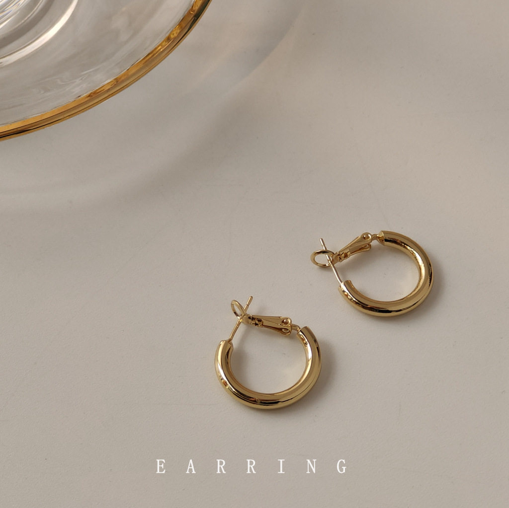 Liangmu S925 Silver Needle metallic small ear ring, a cold and stylish Korean style, is a simple earring and accessory manufacturer that is popular among Internet celebrities pic 3