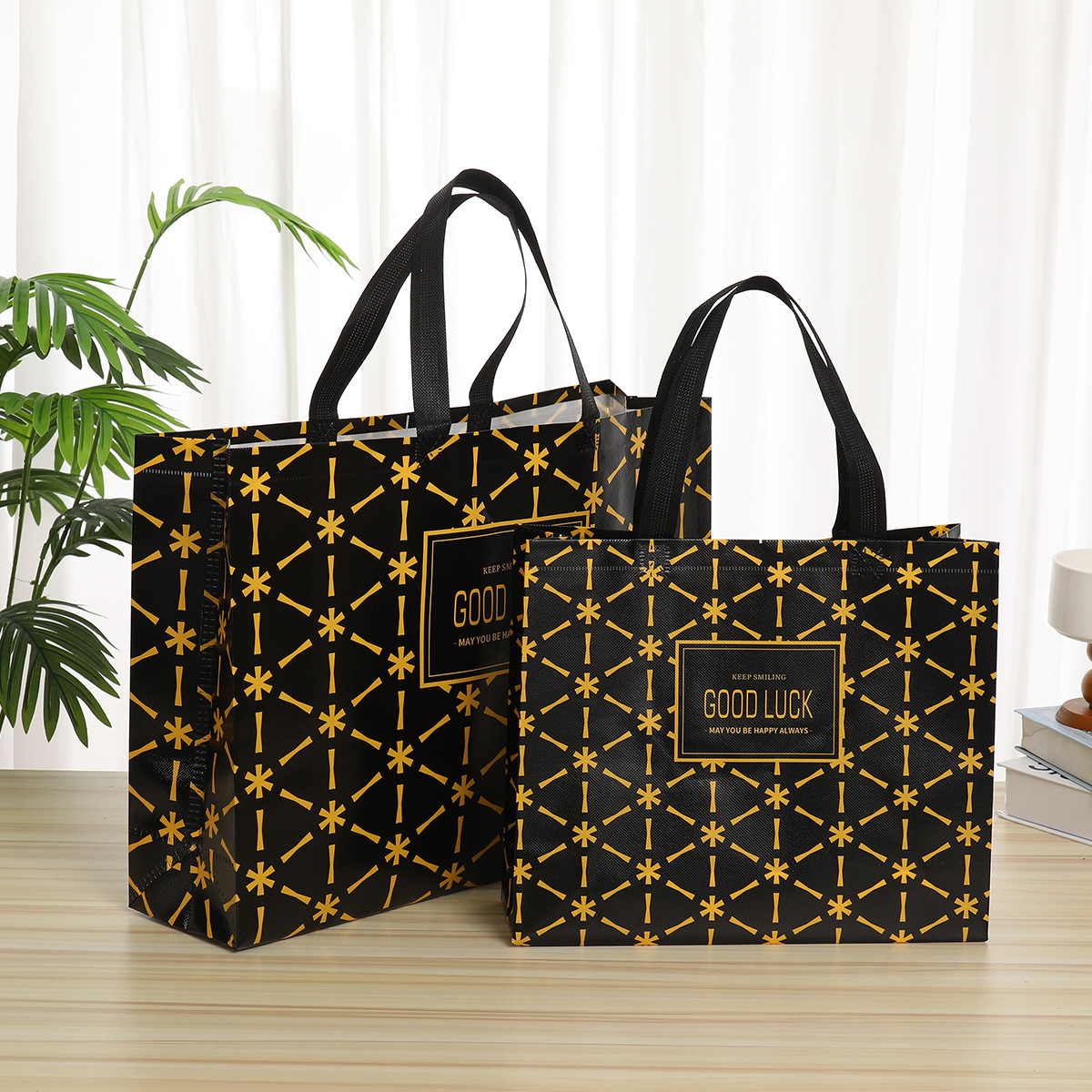 亚马逊跨境现货批发 圣诞时尚覆膜无纺布袋 购物手提袋 防水收纳袋 环保耐用详情3