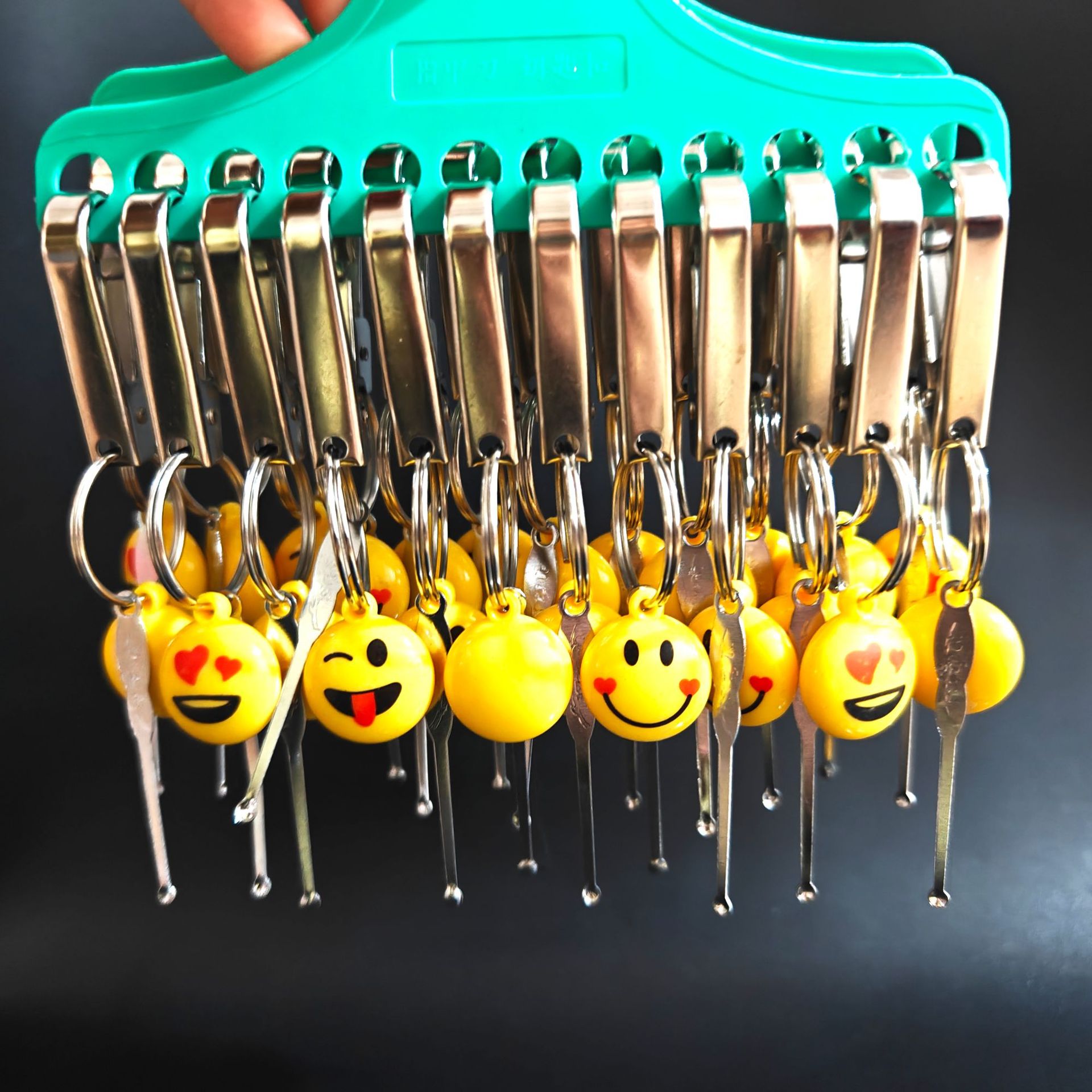 【 Zone 1-5 】 12 keychain smiley face pendants/card 1200 per piece Keychain smiley face pendant, portable ear spoon keychain ring accessory pendant 1 yuan wholesale supply pic 3